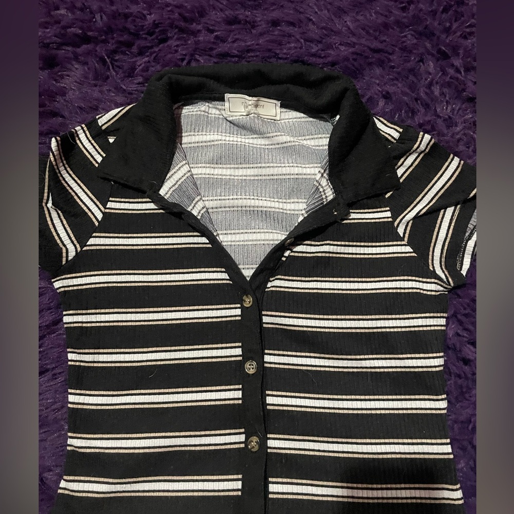 Cute button up v crop top